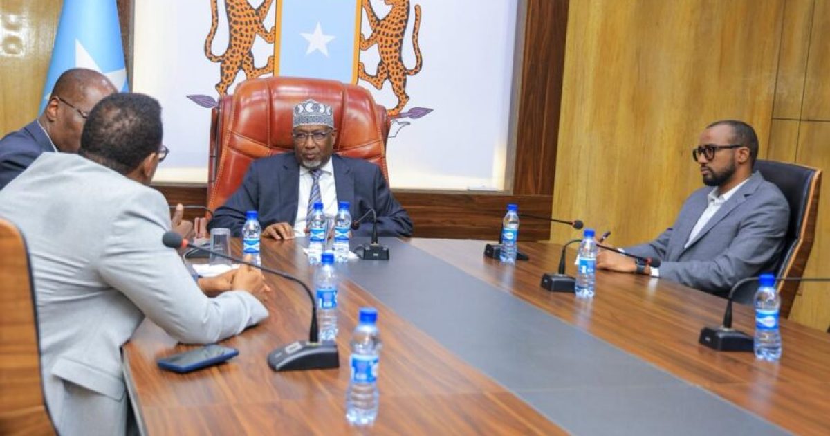 Guddoomiyaha Golaha Shacabka BJFS oo xafiiskiisa ku qaabilay Safiirka Sucuudiga ee Soomaaliya.