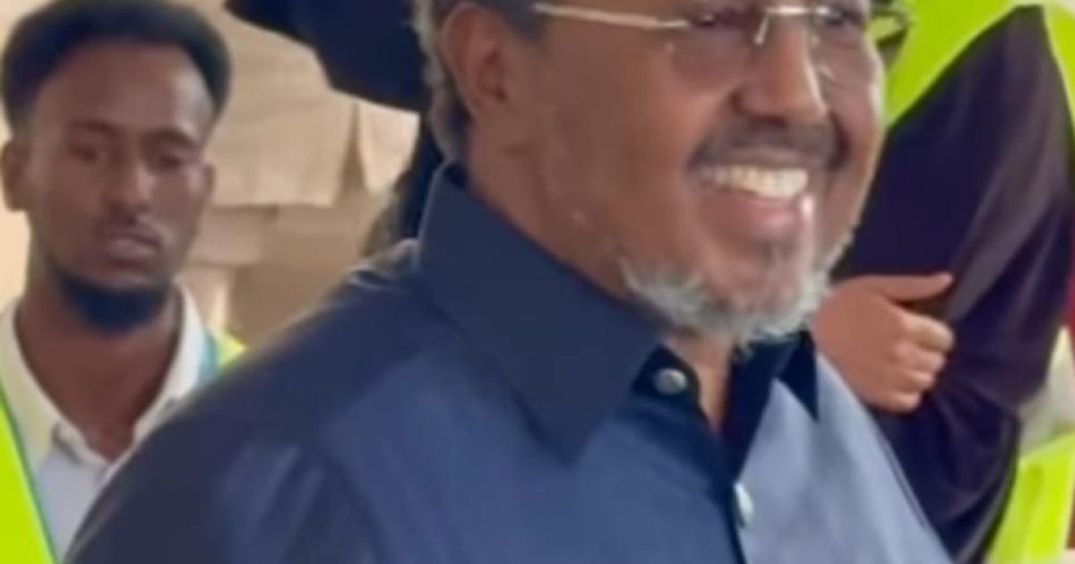 Madaxweyne Xasan Sheekh oo ka codeeyey Degmada Warta Nabadda ee Gobolka Banaadir.