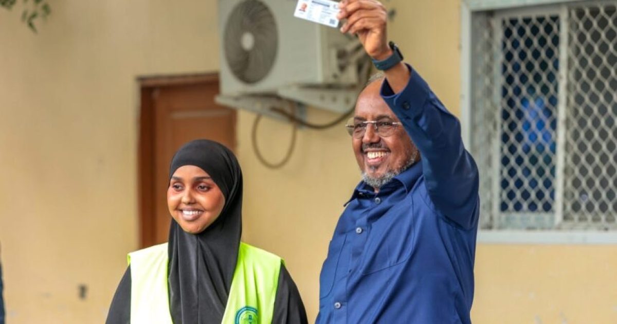 Madaxweyne Xasan Sheekh Oo Qaatay Kaadhka Codbixinta Golaha Deegaanka