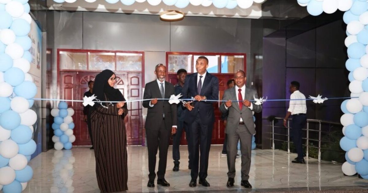 Ra’iisul Wasaare Xamse Oo Xarig Jaray Masraxa Cusub Ee Lagu Soo Kordhiyay Jaamacadda Ummadda Soomaaliyeed