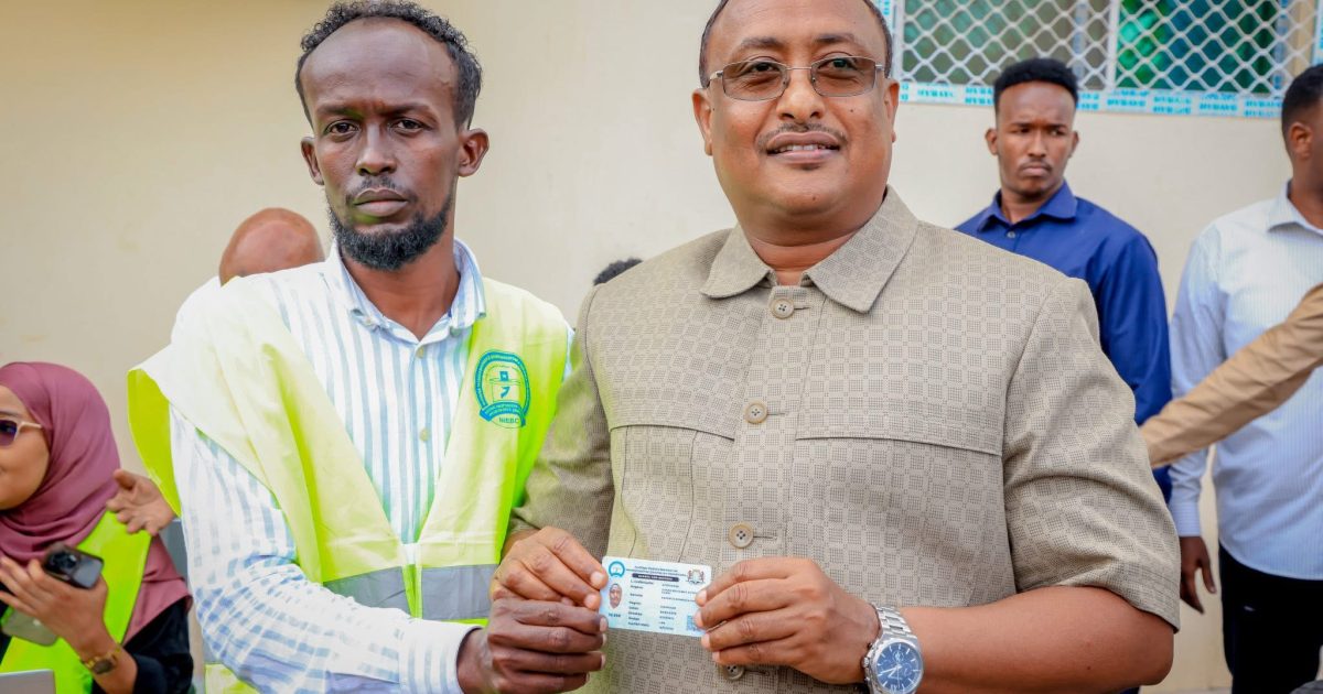 Duqa Muqdisho Oo Maanta Qaatay Kaadhka Codbixinta Ee Golaha Deegaanka