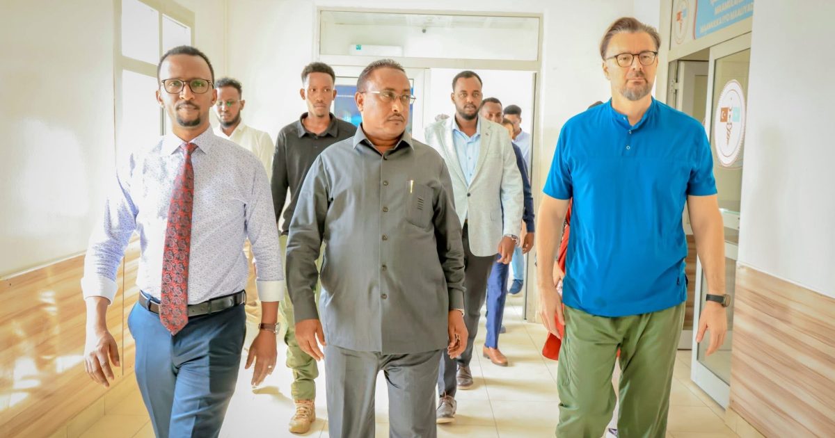 Guddoomiye Muungaab Oo Booqday Xubnaha Qoys Ku Wax-yeelloobay Dab Ka Kacay Degmada Hawlwadaag