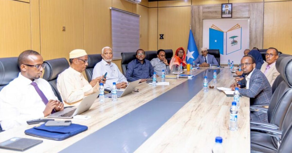 Guddiga Dib-u-eegista Dastuurka oo Kulan Latashi la yeeshay Xafiiska Hantidhowrka Guud ee JFS”