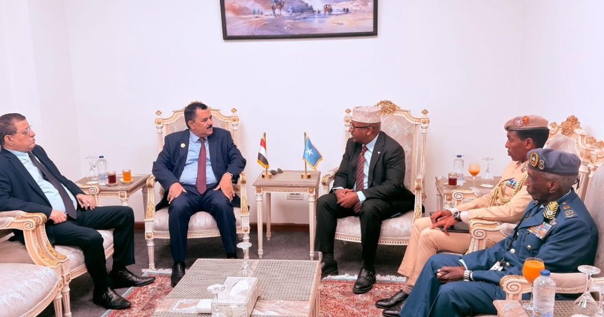 Wasiirka Difaaca Soomaaliya oo la kulmay dhiggiisa Yemen