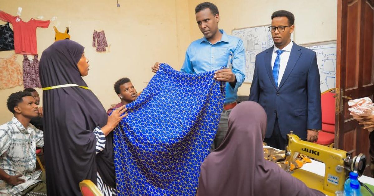 Guddoomiyaha Hay’adda Qaxootiga oo kormeeray xarun tababarka farsamada gacanta ah