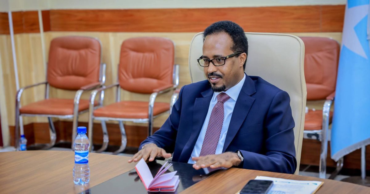 Wasiirka Ganacsiga XFS oo kulan mira-dhal ah la qaatay Ganacsato