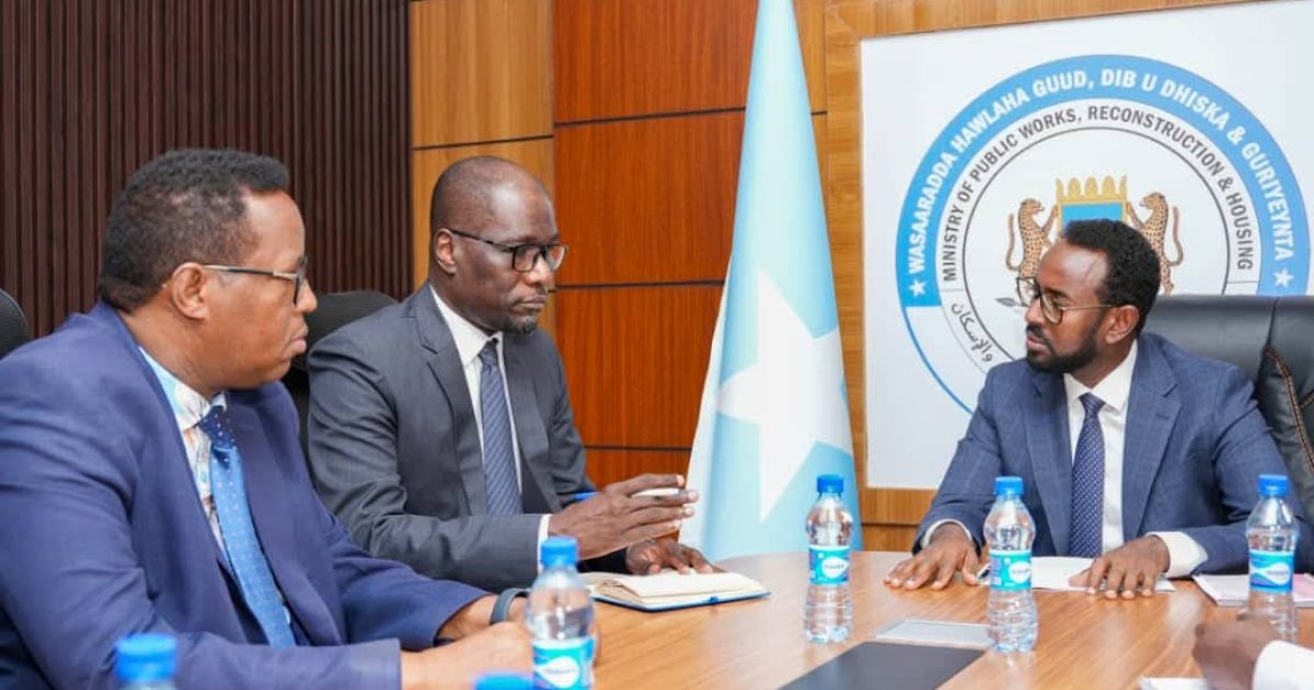 Wasiirka Hawlaha Guud XFS oo Danjiraha Boqortooyada Sucuudiga kala hadlay Dib-u-dhiska Kaabayaasha Dhaqaalaha