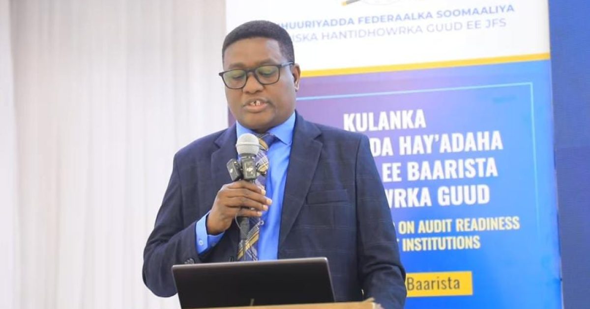 Ku-xigeenka Hantidhowrka Guud ee JFS oo ka warbixiyay kulanka isu-duwidda Hay’adaha Dowladda oo ka furmaya Muqdisho.