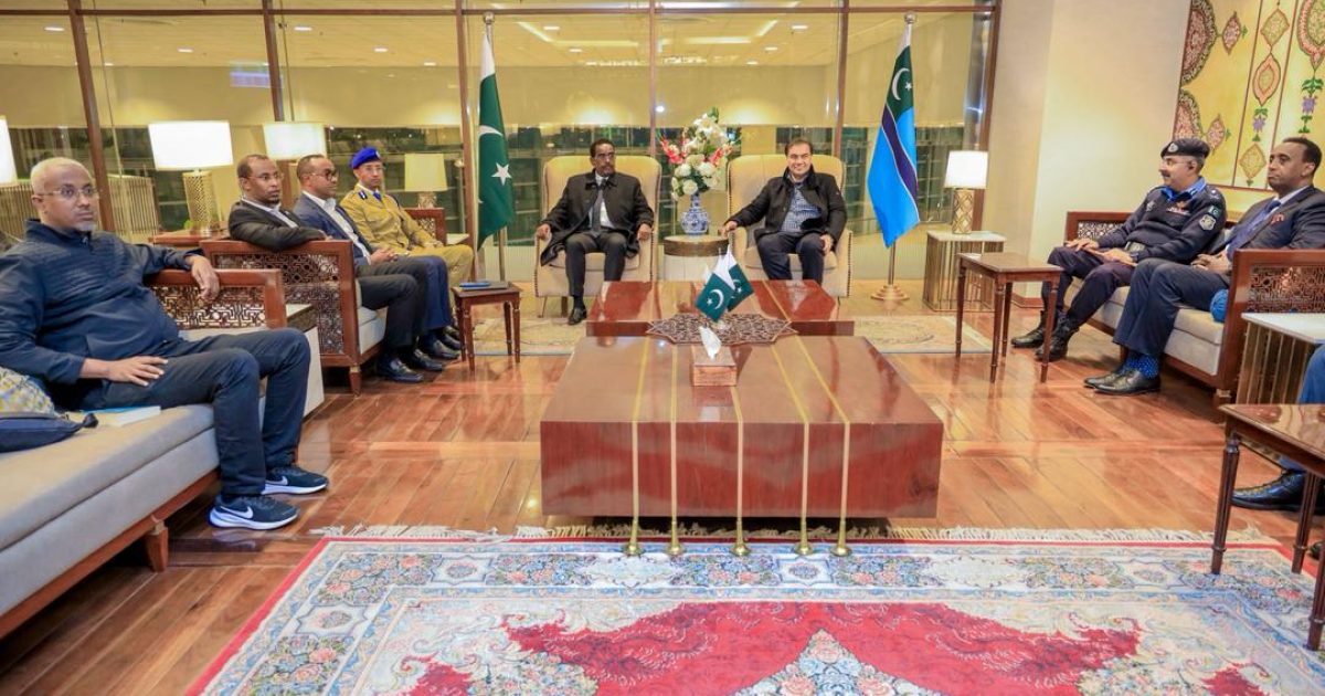 Wasiirka Arrimaha Gudaha XFS iyo wafdi uu hoggaaminayo oo gaaray Dalka Pakistan.