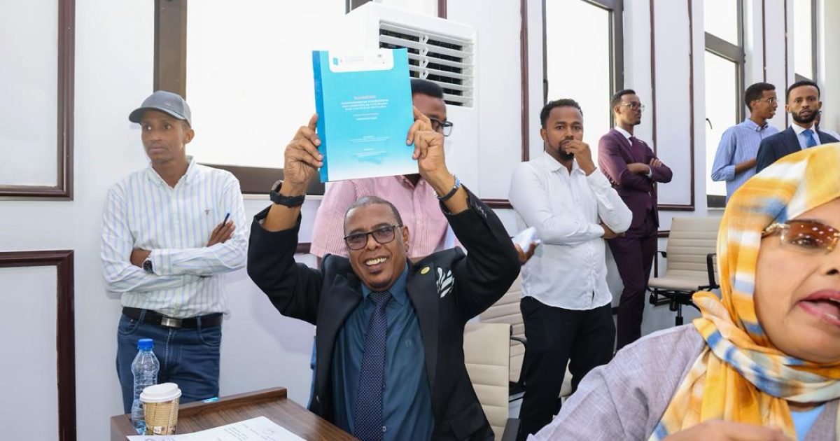 Xildhibaannada labada Aqal ee BJFS oo loo qeybiyay wax-ka-bedelka Dastuurka cutubyada 5-aad ilaa 9-aad.