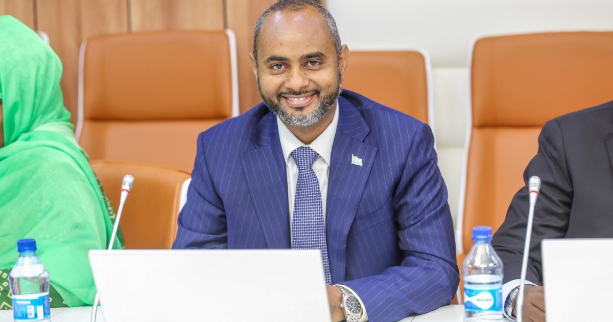 Wasiirka Dekadaha XFS oo Golaha Wasiirrada uga mahadceliyey ansixinta Xeer-nidaamiyaha Diiwaangelinta Gaadiidka Badda.