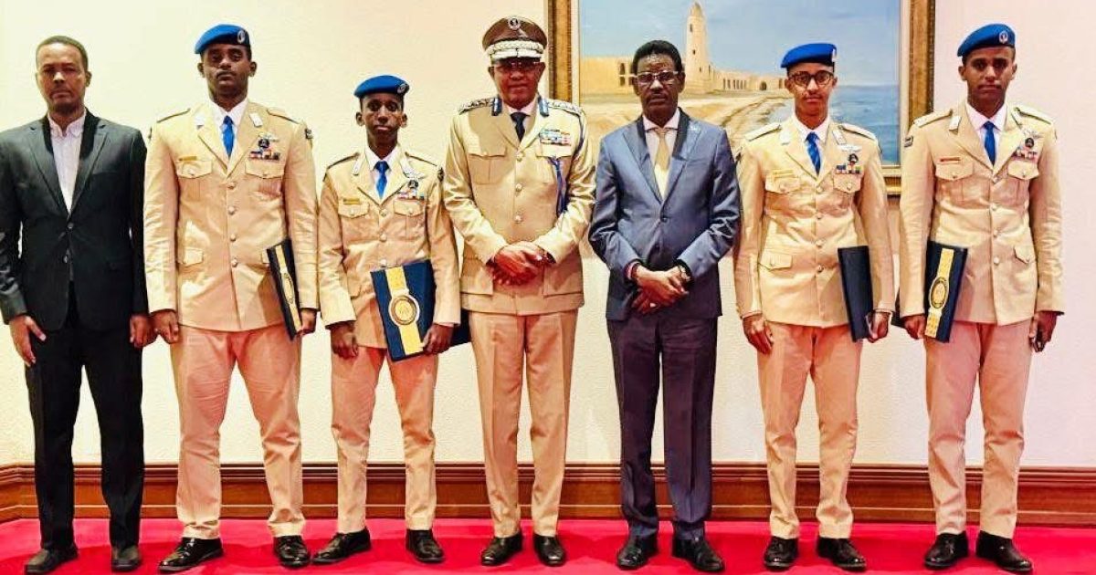 Wasiirka Amniga Gudaha XFS oo dalka Qatar kula kulmay saraakiil Soomaaliyeed oo ka qalin-jabiyay kuliyadda Booliska ee Qatar