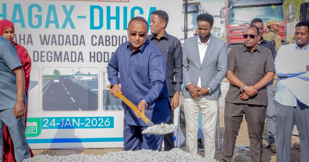 Guddoomiyaha Gobolka Banaadir oo dhagax-dhigay wadada Cabdiqaasim ee degmada Hodan