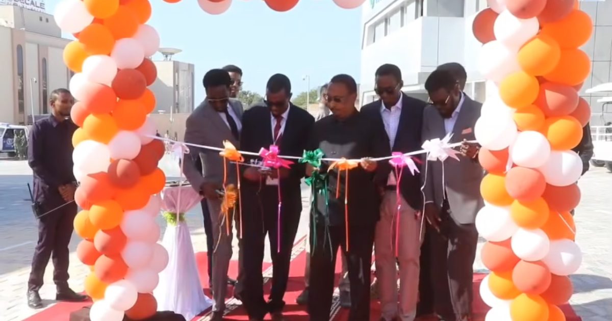 Duqa Muqdisho oo xarig jaray Parking cusub oo lagu soo kordhiyay garoonka Aadan Cadde