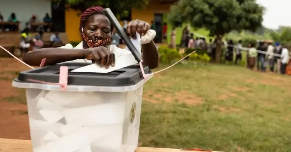 Guddoomiyaha Ururrada Bulshada Rayidka oo ka qaybgalay kormeerka Doorashooyinka Uganda