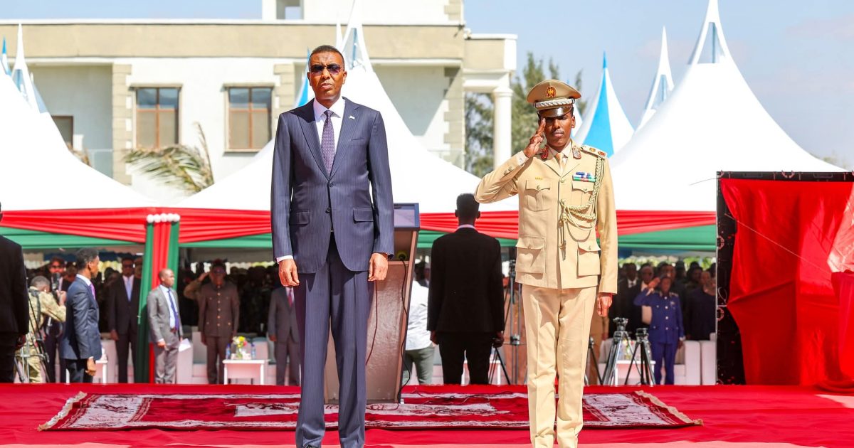 Ra’iisul Wasaare Xamsa oo Xilka u kala wareejiyey Taliyaha cusub iyo Taliyihii hore ee CXDS