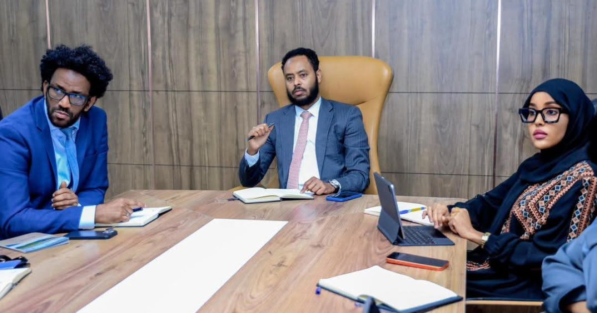 Agaasimaha Guud ee Wasaaradda Arrimaha Gudaha oo la kulmay mas’uuliyiin ka socday NIS Foundation