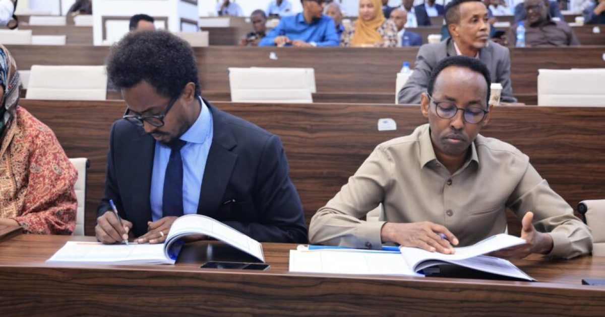 Xildhibaannada Labada Aqal oo ka dooday wax-ka-beddelka Cutubka 6-aad ee soojeedinta Guddiyada Dastuurka