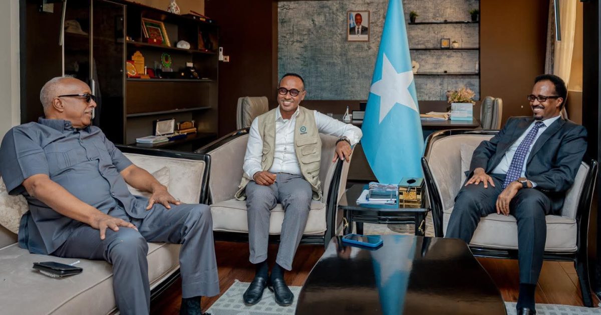 Guddoomiyaha Hay’adda SoDMA oo qaabilay Wasiirka Ganacsiga XFS