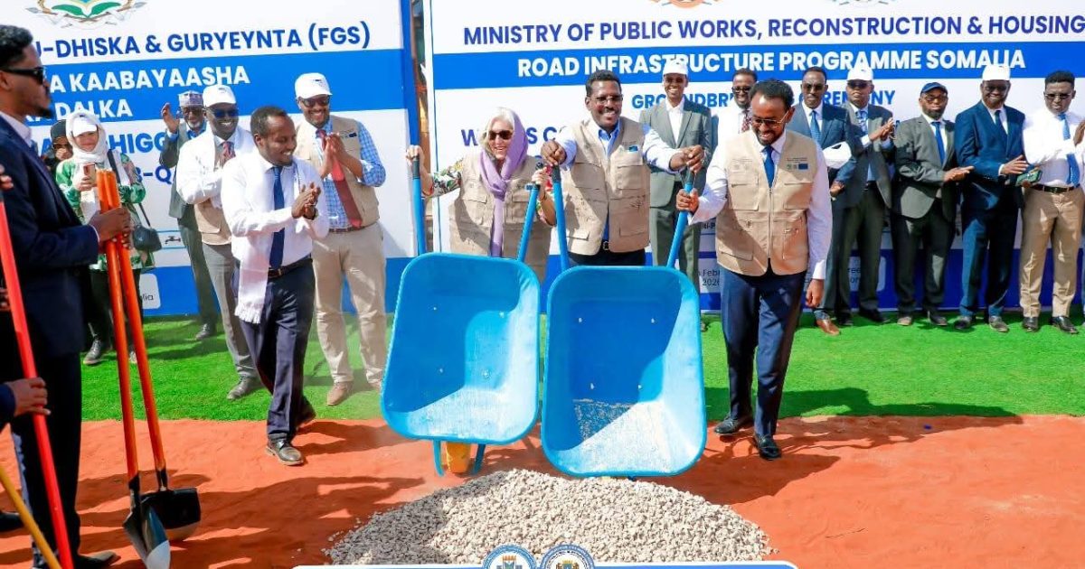 Dhismaha waddada Dhuusamareeb iyo Qaradhi oo la dhagax dhigay