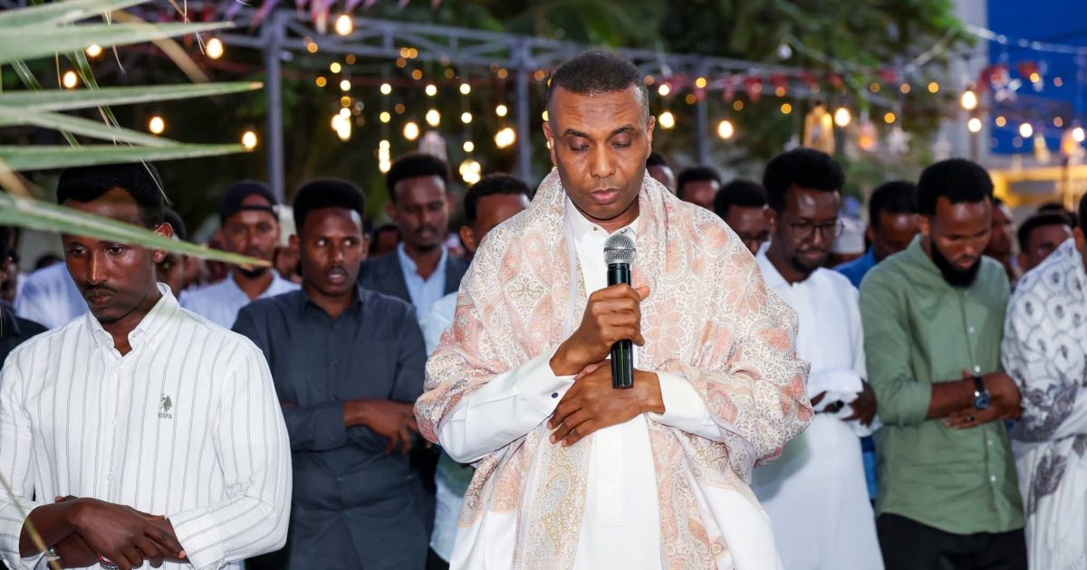 Ra’iisul Wasaare Xamsa oo la afuray shaqaalaha Xafiiska