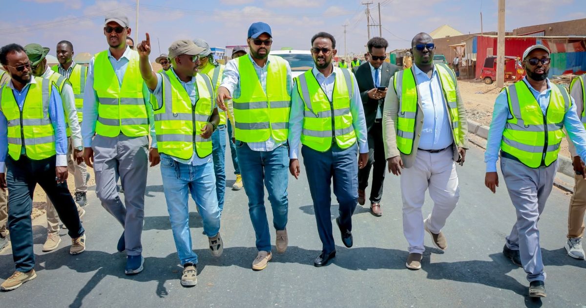 Wasiirka Howlaha Guud XFS oo kormeeray dib u dhiska waddooyinka Dhuusamareeb