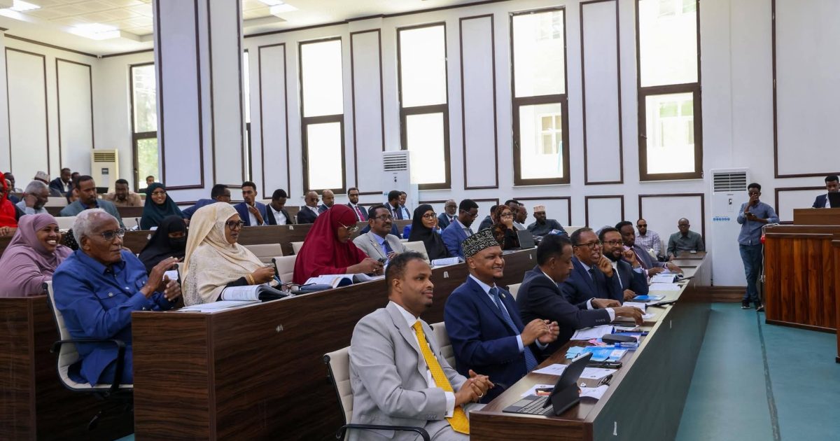 Xildhibaannada labada Aqal ee BJFS oo ka dooday Cutubyada 12-aad iyo 13-aad ee Dastuurka