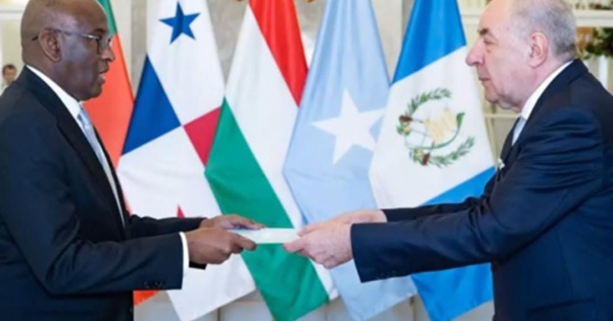 Safiirka Soomaaliya ee Jarmalka iyo Poland oo Warqadaha Aqoonsiga ka Guddoomay Madaxweynaha Hungary