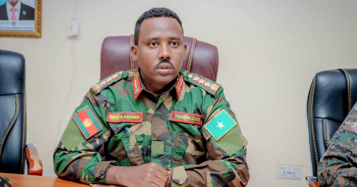 Taliyaha Ciidanka XDS oo shir guddoomiyay kulanka subaxlaha ee Taliska guud ee XDS.