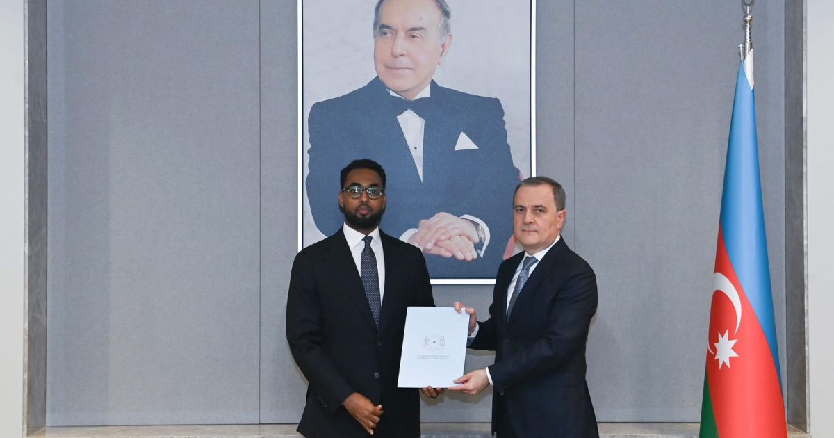 Danjire Cabdinuur oo waraaqaha aqoonsiga Danjirenimo u gudbiyay Madaxda Azerbaijan