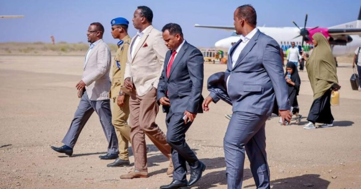 Wafdi sare oo uu horkacayo guddoomiyaha guddiga doorashooyinka oo gaaray Baydhabo