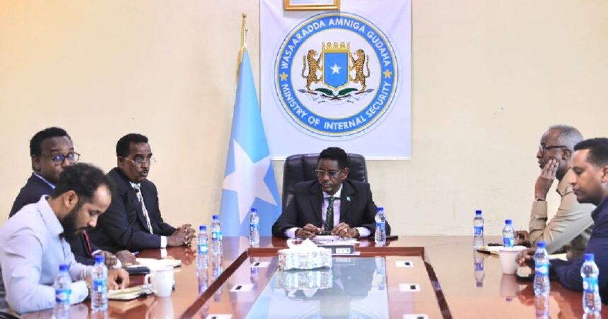 Wasiirka Amniga Gudaha XFS oo guddoomiyay shir ay yeesheen guddiga heer qaran ee la-dagaallanka tahriibinta