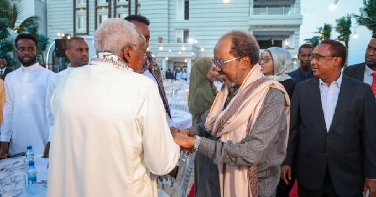 Madaxweyne Xasan  Sheekh oo xubnaha Labada Aqal ee Baarlamaanka Dalka ku maamuusay kulan afur