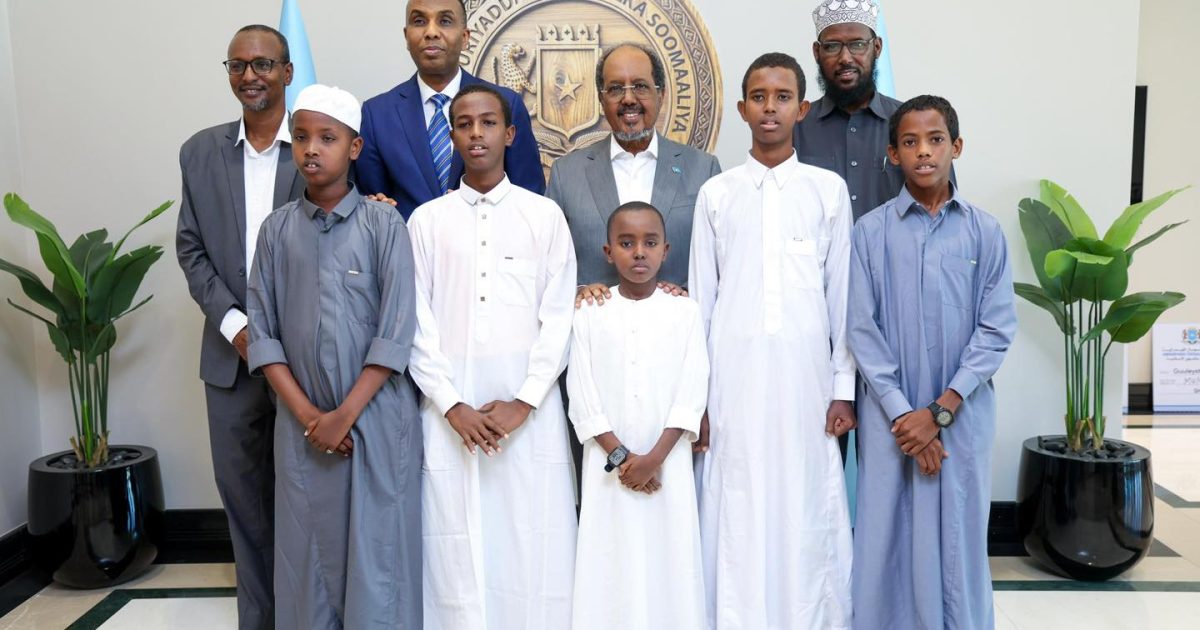 Madaxweyne Xasan Sheekh Maxamuud oo abaalmarino lacageed guddoonsiiyey Arday ka qeyb gashay Tartanka Qur’aanka Kariimka ah oo kaalmaha hore galay+SAWIRRO