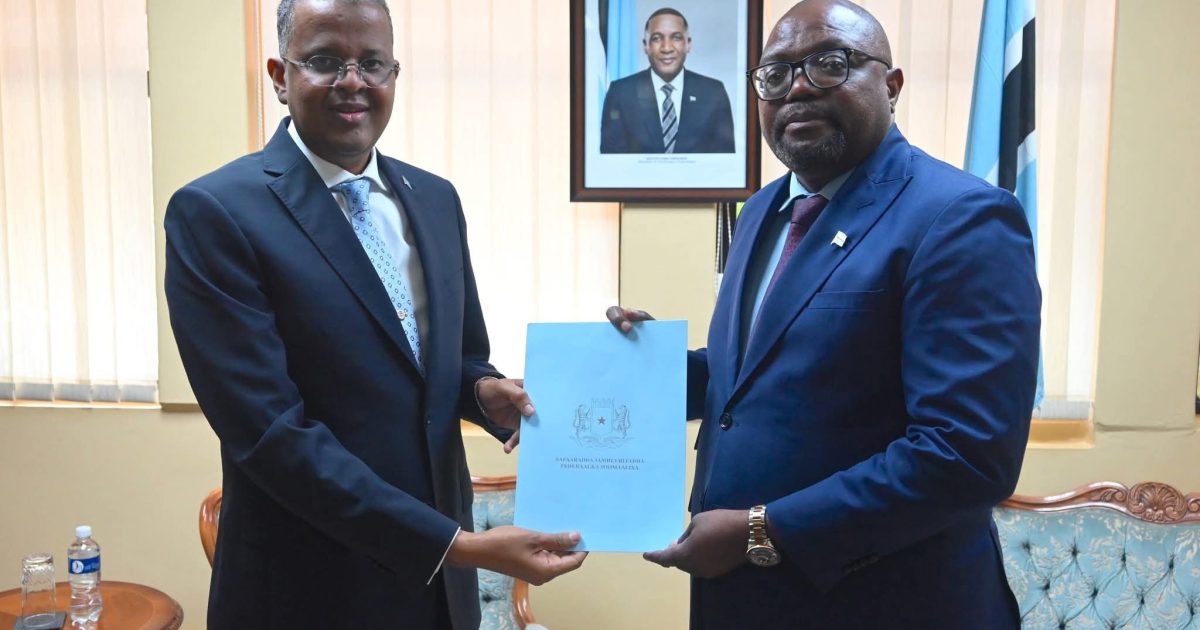 Danjire Maxamed Sheekh oo waraaqaha aqoonsiga Danjirenimo guddoonsiiyay Madaxda Botswana