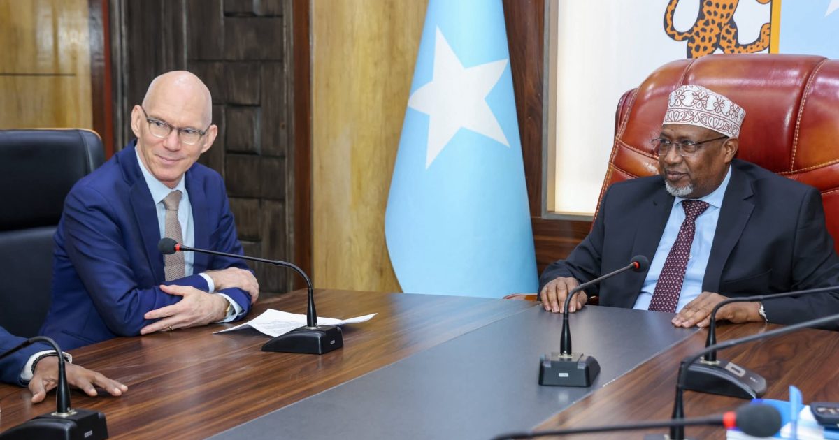 Guddoomiyaha Golaha Shacabka BJFS oo qaabilay James Swan