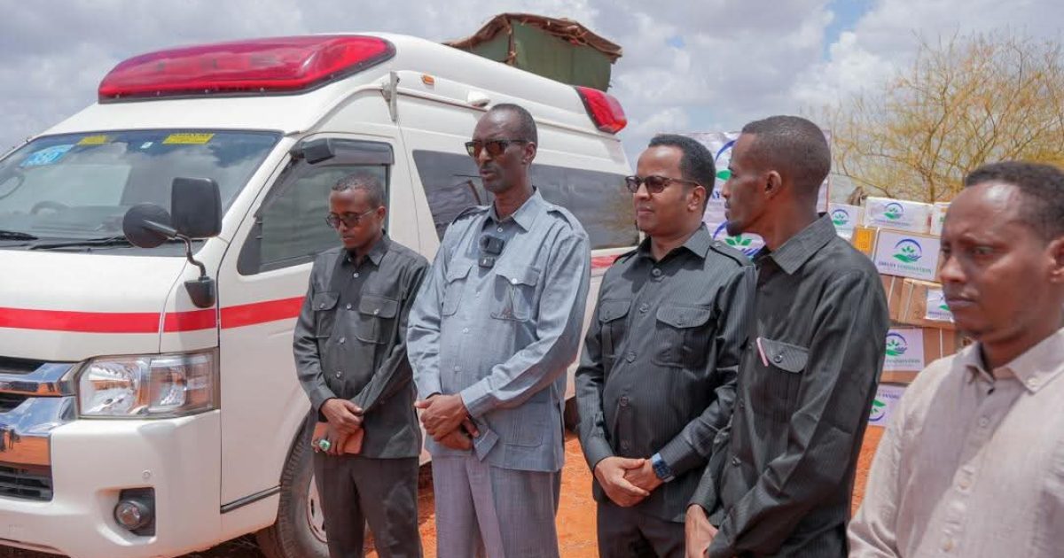 Wasiirka Arrimaha Dibadda XFS oo deeq gargaar ah gaariisay Diinsoor