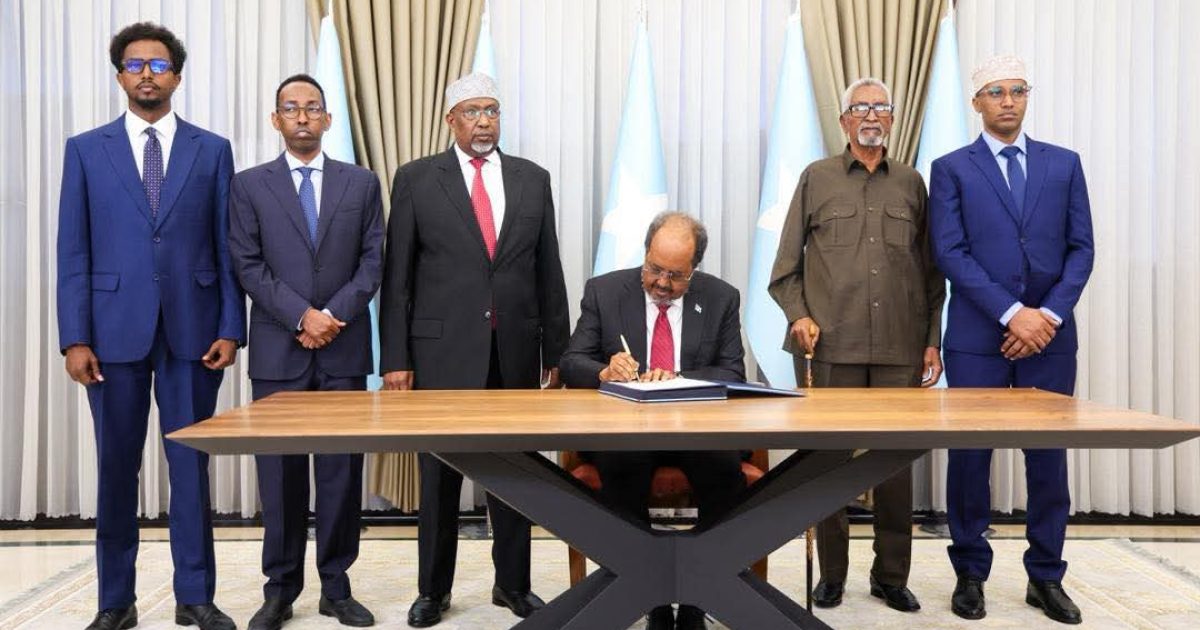 Madaxweyne Xasan Sheekh oo saxiixay Nuqulka Dastuurka cusub ee JFS