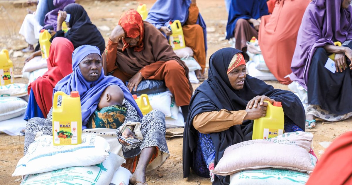 Hay’adda SoDMA oo deeq gargaar ah u qeybisay Baydhabo qoysas danyar ah