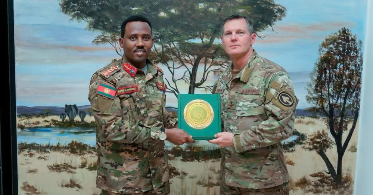 Taliyaha Ciidanka Xoogga Dalka oo kulan mira dhal ah la qaatay Major General Claude K.