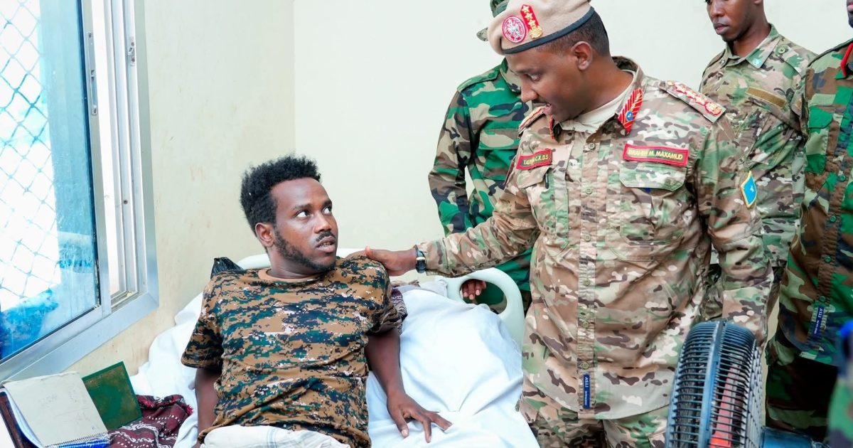 Taliyaha CXDS oo booqday Askartii kusoo dhaawacantay dagaalka ka dhanka ah Khawaarijta