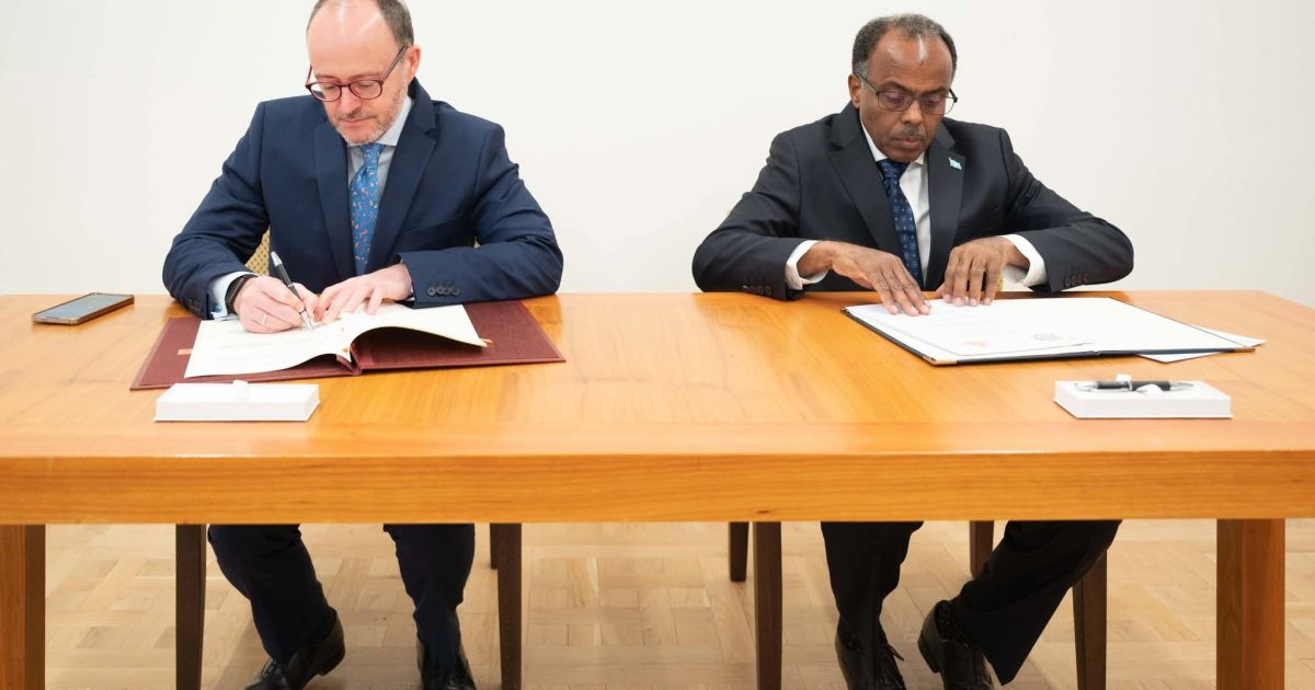 Soomaaliya iyo Spain oo kala saxiixday heshiis Taariikhi ah