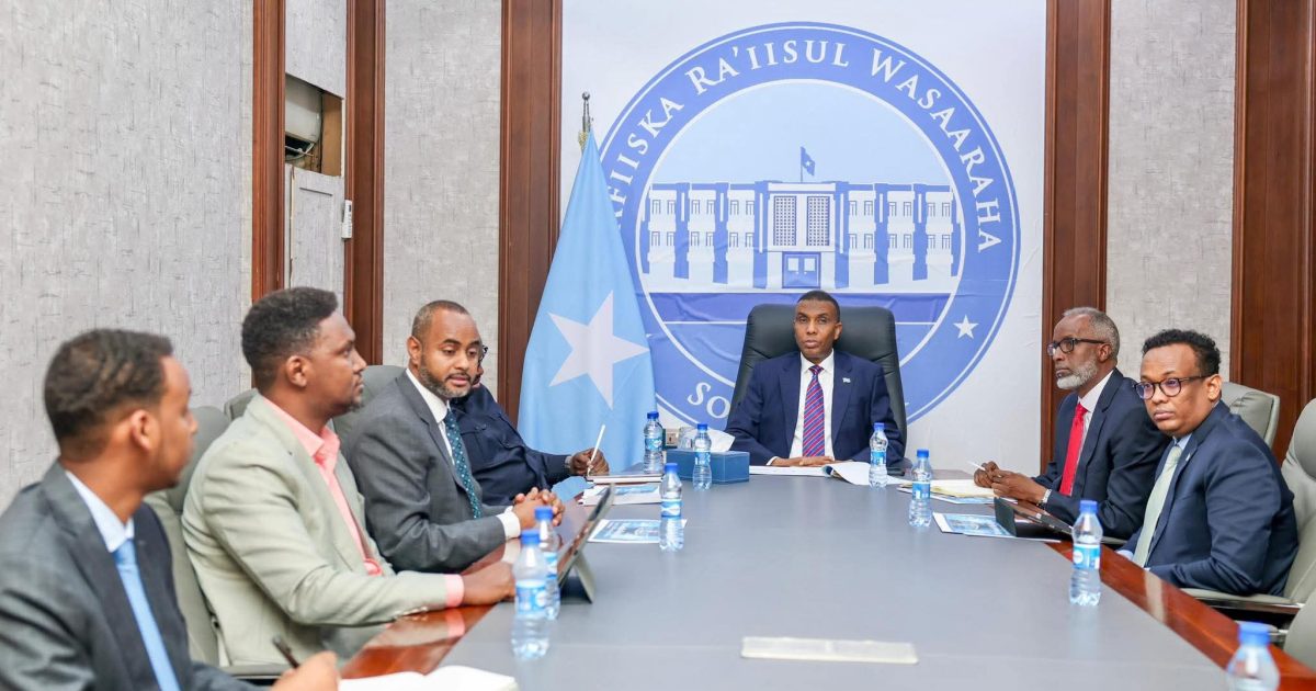 Ra’iisul Wasaare Xamsa oo loo gudbiyay Warbixinta Wasaaradda Gaadiidka