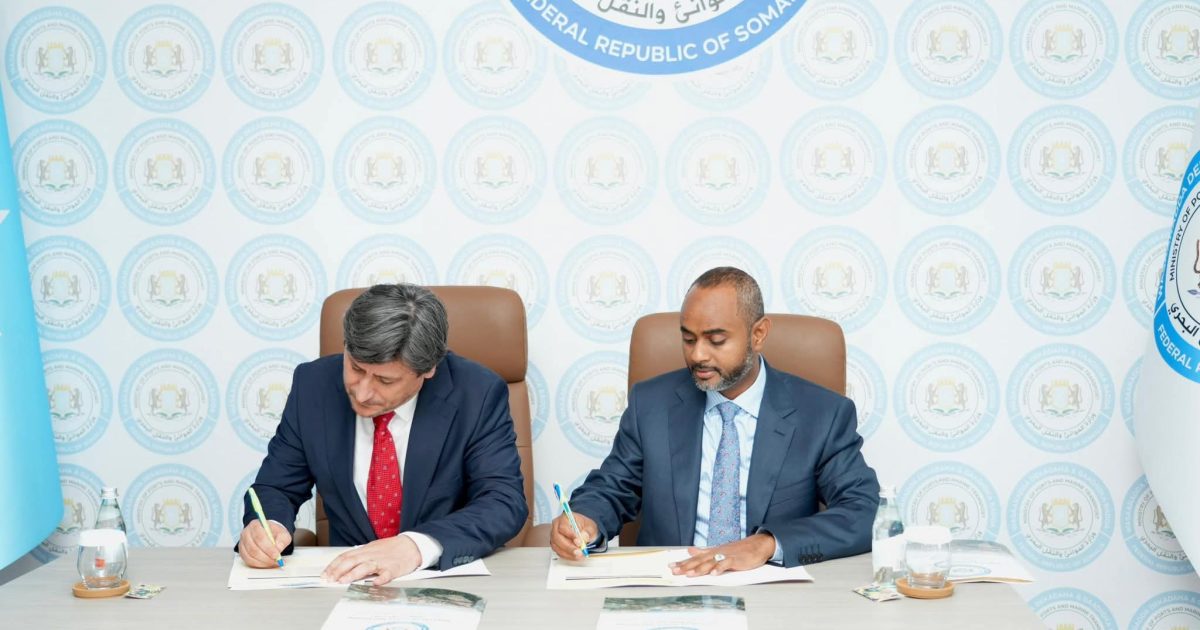 Wasiirka Dekadaha XFS oo heshiis Is-afgarad ah la saxiixday Agaasimaha Shirkadda Somali Ship Register Limited