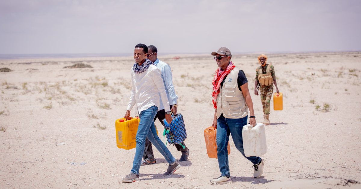 Guddoomiyaha Hay’adda SoDMA oo 125 Booyadood oo Biyo ah Ku Wareejiyay Guddiga Gurmad Abaaraha Degmada Wisil