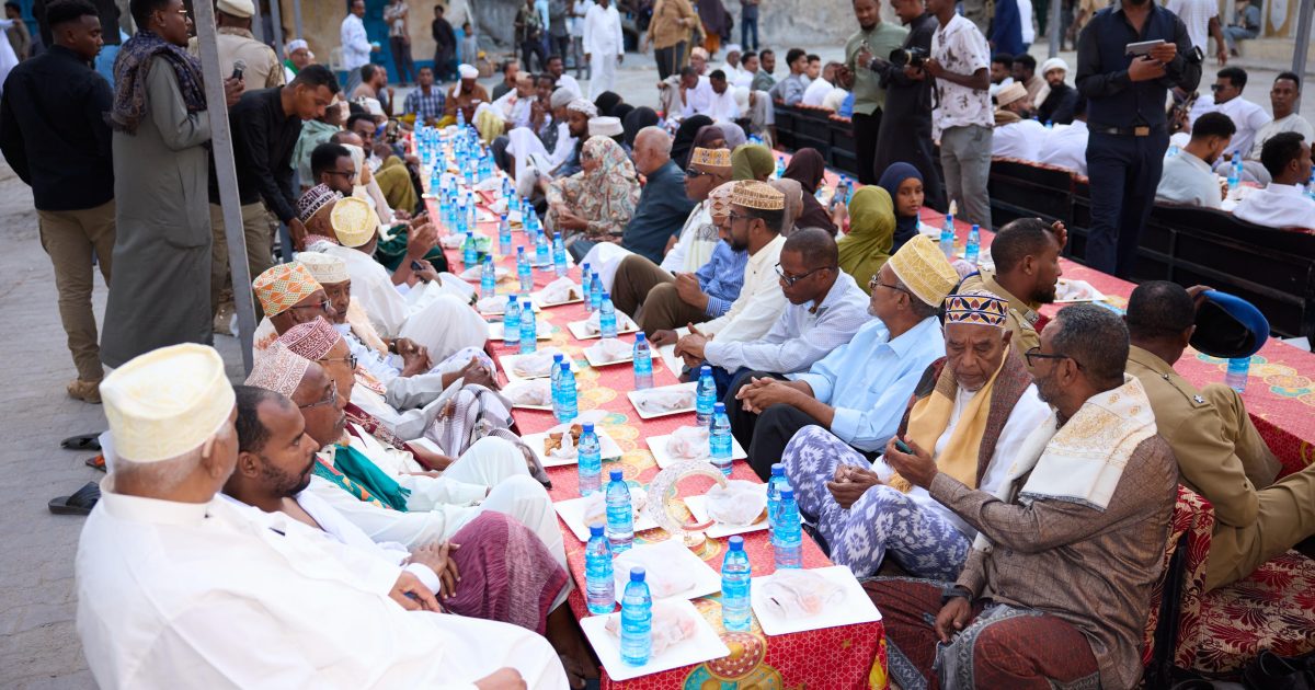 Wasiirka Wasaaradda Qoyska XFS oo Afur Sharafeed degmada Xamarweyne ugu qabatay Bulshada Banaadiriga