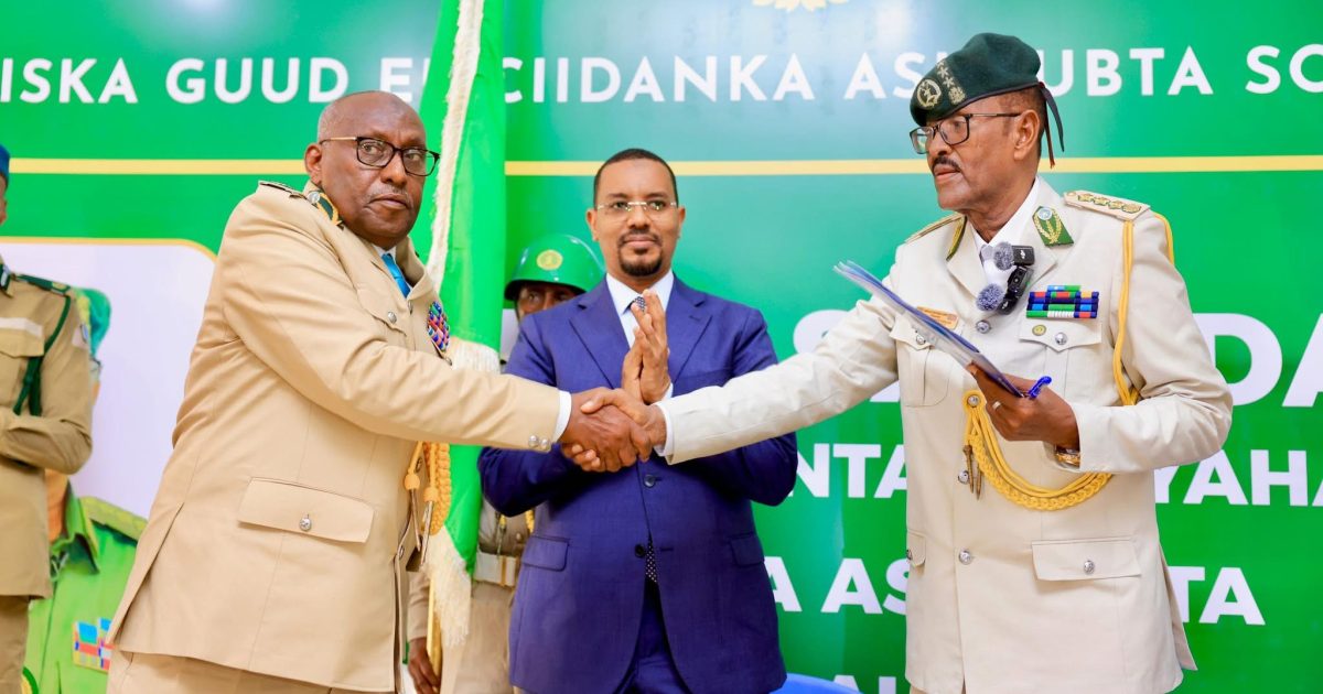 Wasiiru-Dowlaha Wasaaradda Caddaaladda ahna Ku-simaha Wasiirka oo xilka u kala wareejiyay Taliyihii hore ee Ciidanka Asluubta iyo Taliyaha cusub