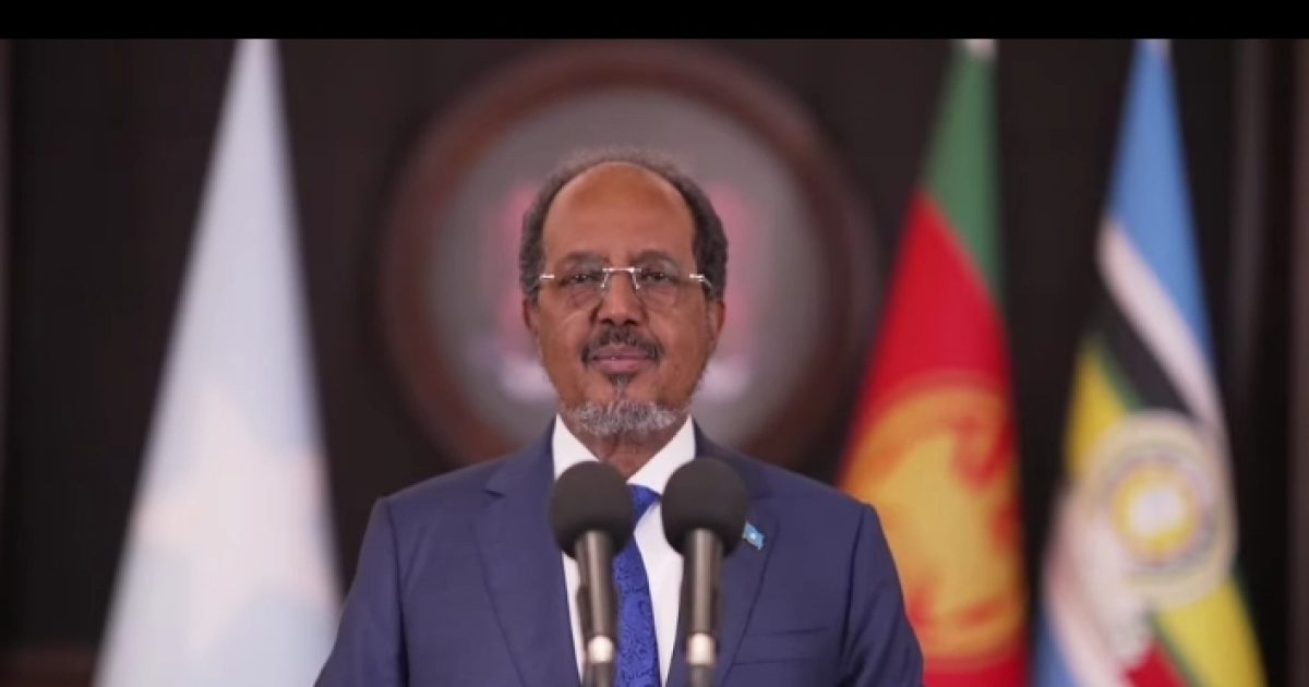 Madaxweyne Xasan Sheekh oo la hadlay shacabka kadib meel marinta Dastuurka Qaranka