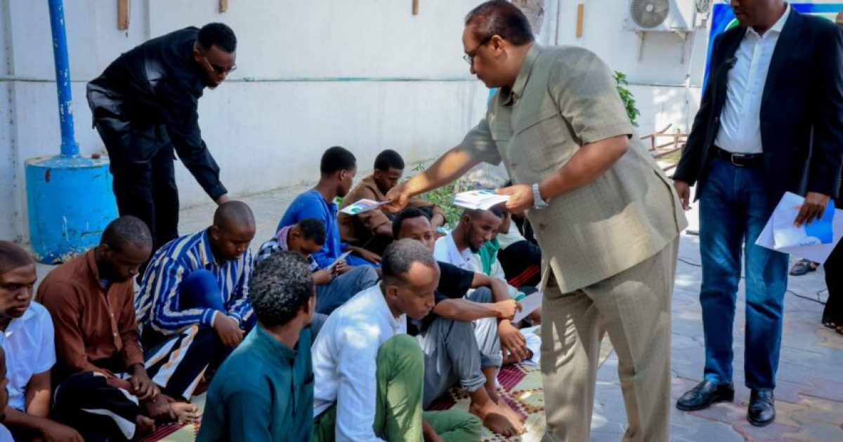 Gobolka Banaadir oo deeq lacageed oo Ciid-siin ah u qeybiyey dad baahiya gaar ah qaba