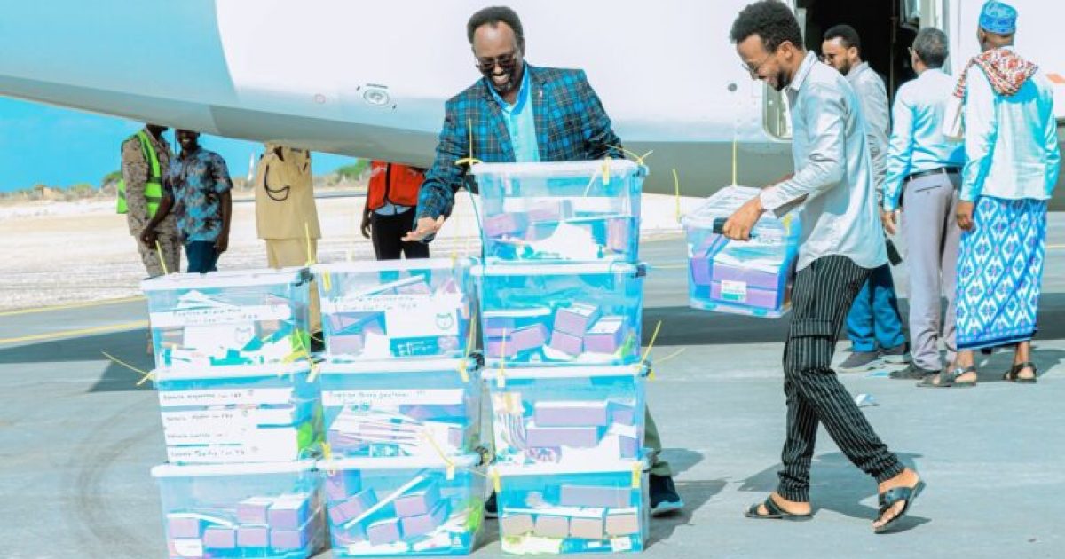 Guddiga doorashooyinka oo Galmudug ka bixinaya kaararka cod-bixiyaasha